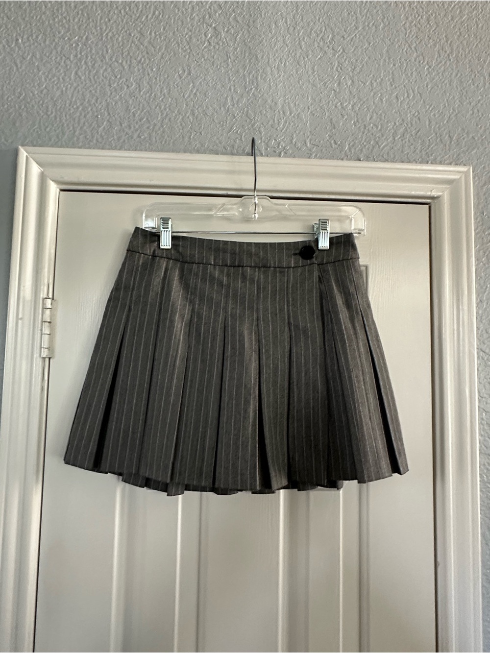 Gianni Bini Gray Pinstripe Pleated Mini Skirt